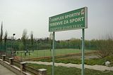 Az besenyi sportcentrum romn-bolgr ktnyelv tblja. beseny, 2014. Fnykpezte: Szilgyi Levente.